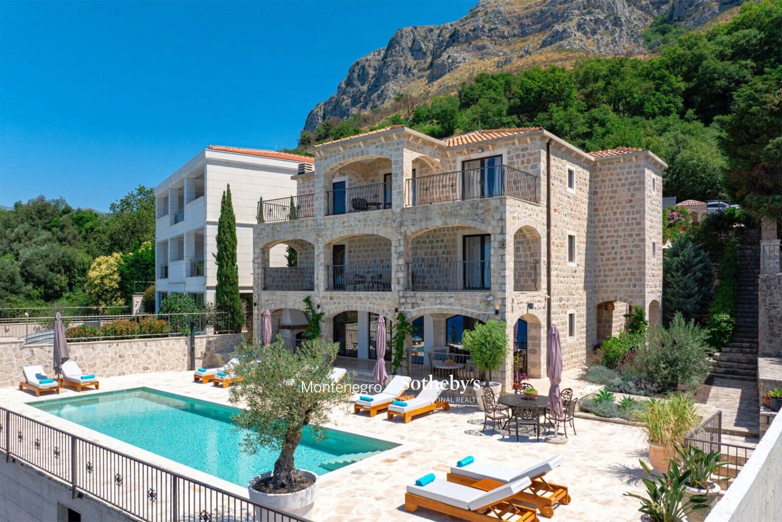 Designer Stone Villa Drobni Pijesak