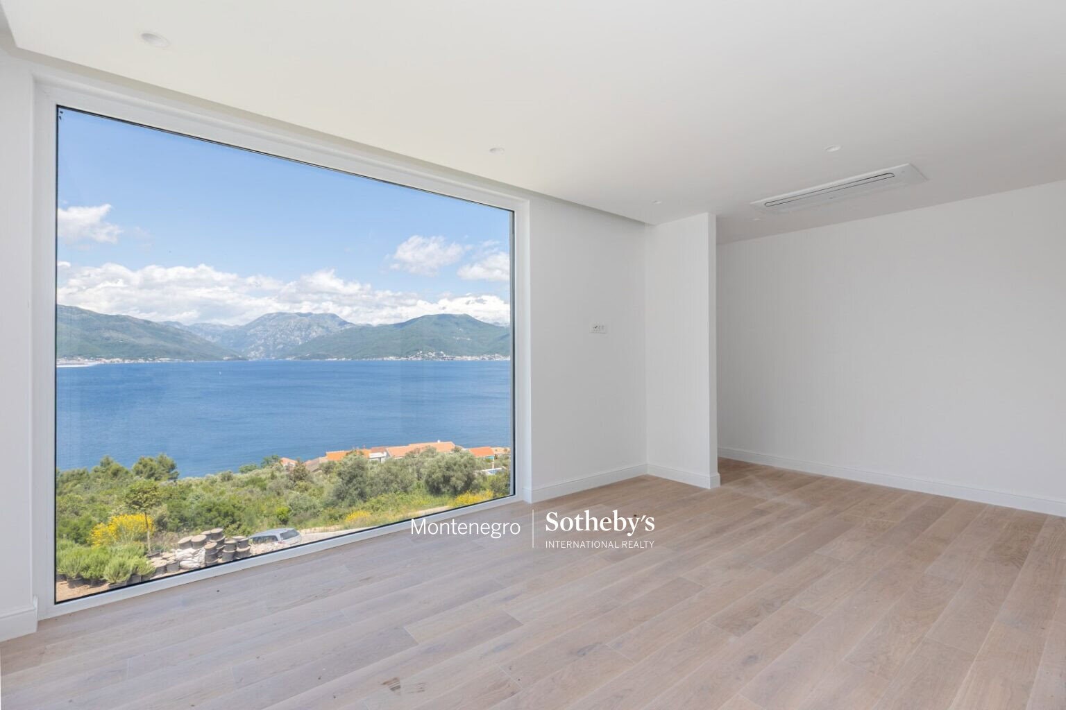 Contemporary 5bdr Villa Krasici