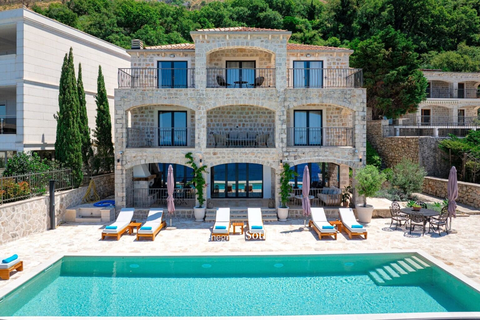 Designer Stone Villa Drobni Pijesak