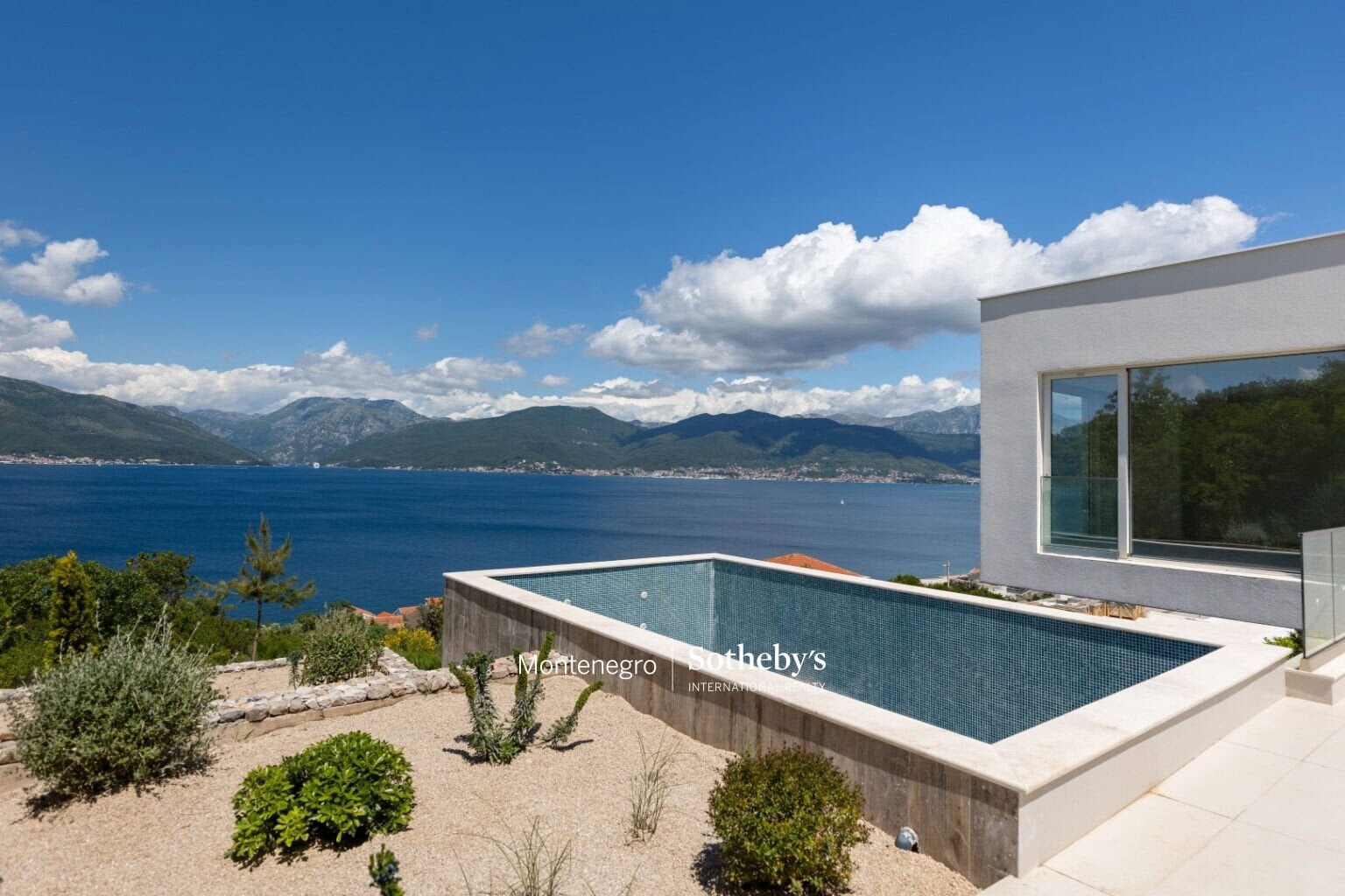 Contemporary 5bdr Villa Krasici