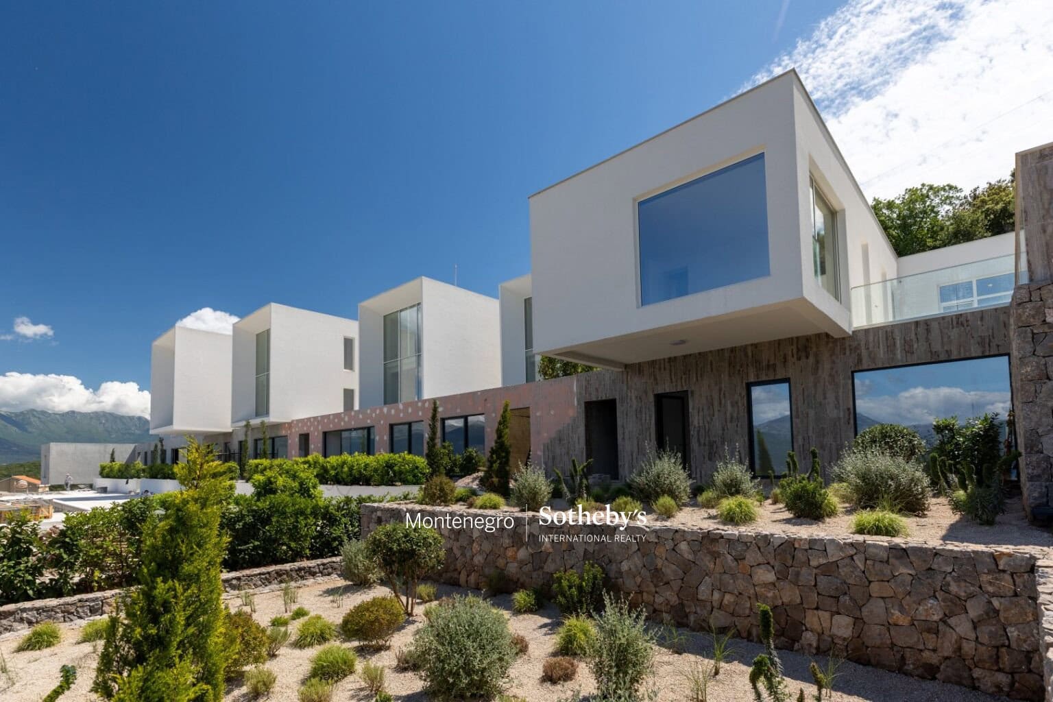 Contemporary 5bdr Villa Krasici