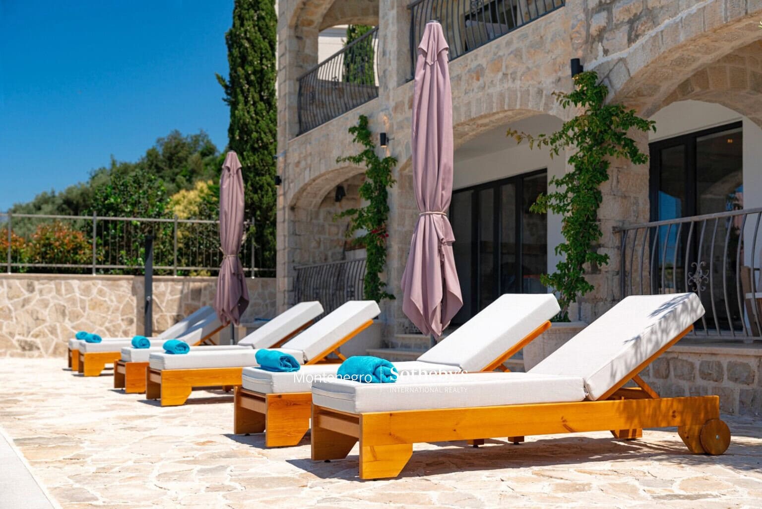 Designer Stone Villa Drobni Pijesak