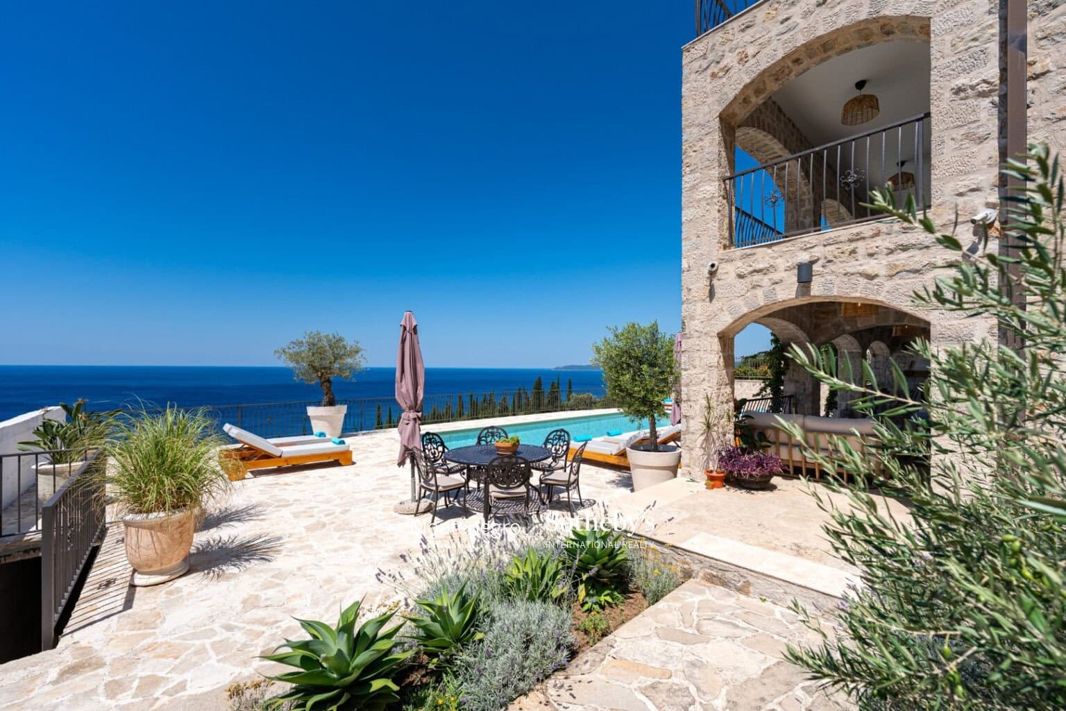 Designer Stone Villa Drobni Pijesak