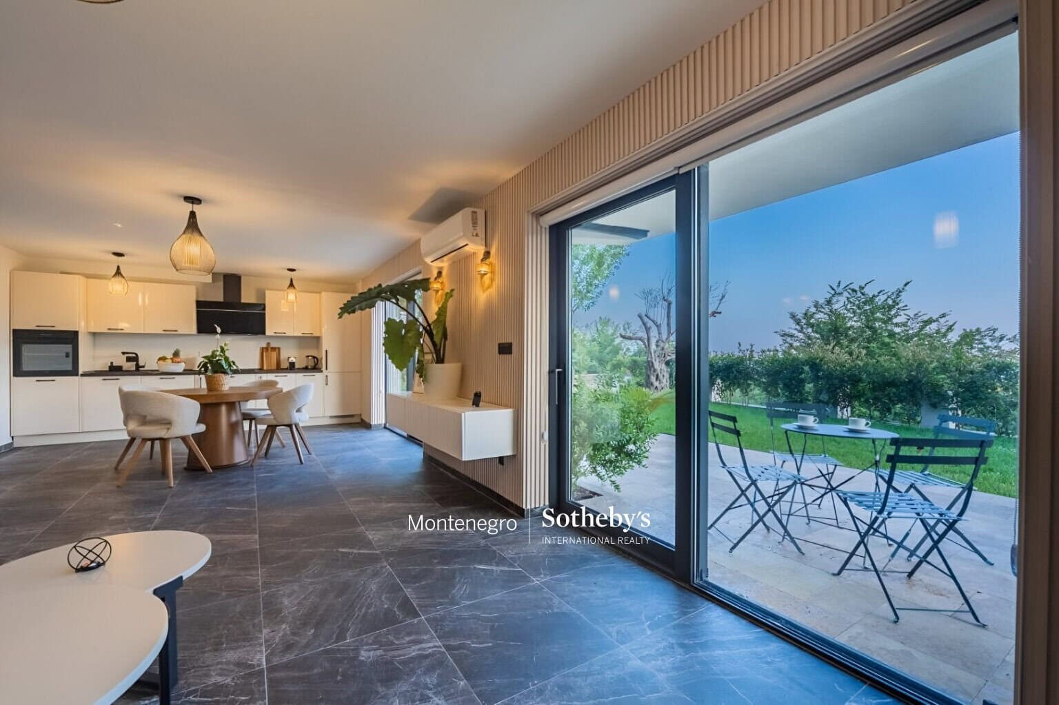 Contemporary 8-bdr villa Markovici