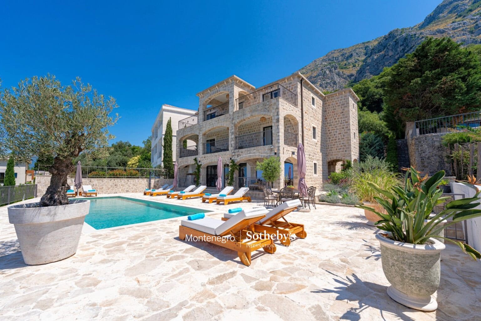 Designer Stone Villa Drobni Pijesak
