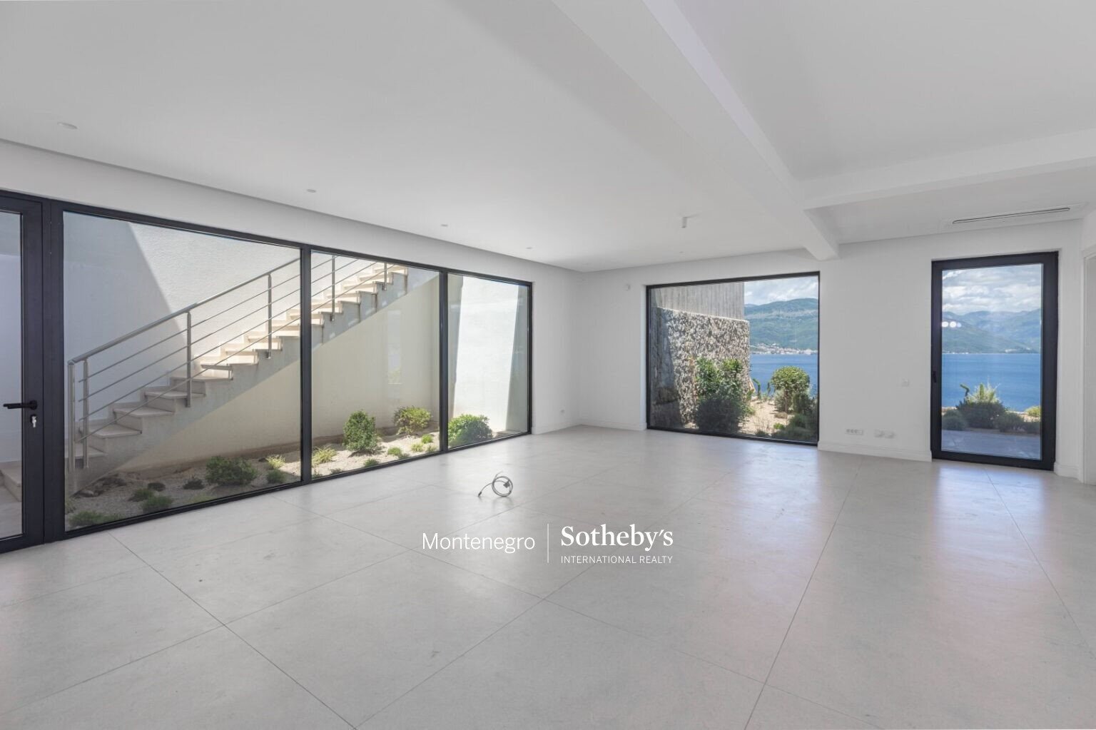 Contemporary 5bdr Villa Krasici