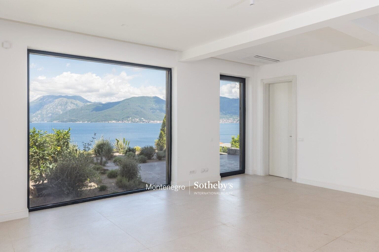 Contemporary 5bdr Villa Krasici