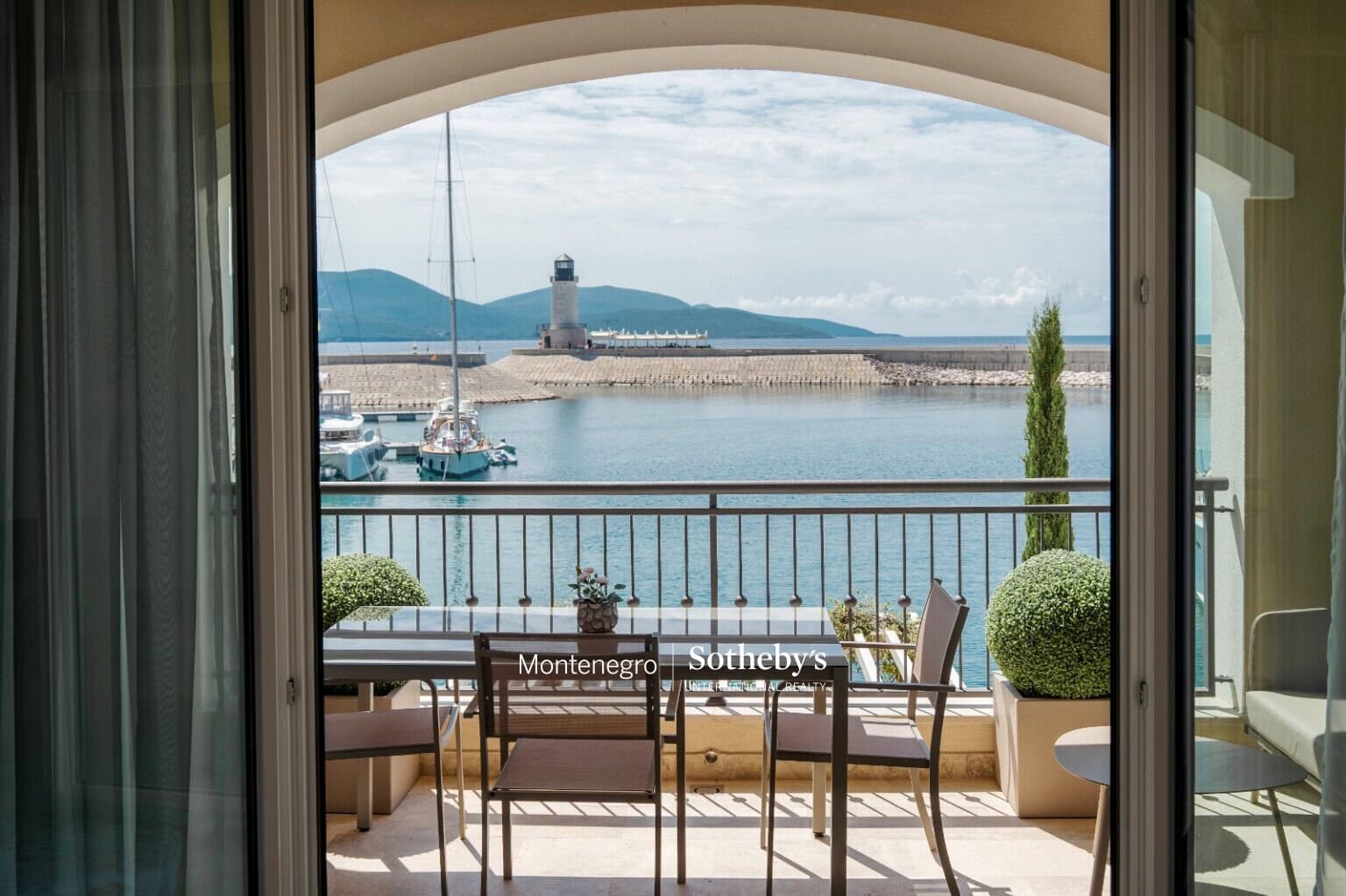 Waterfront Studio Apartment with a direct Sea-view
