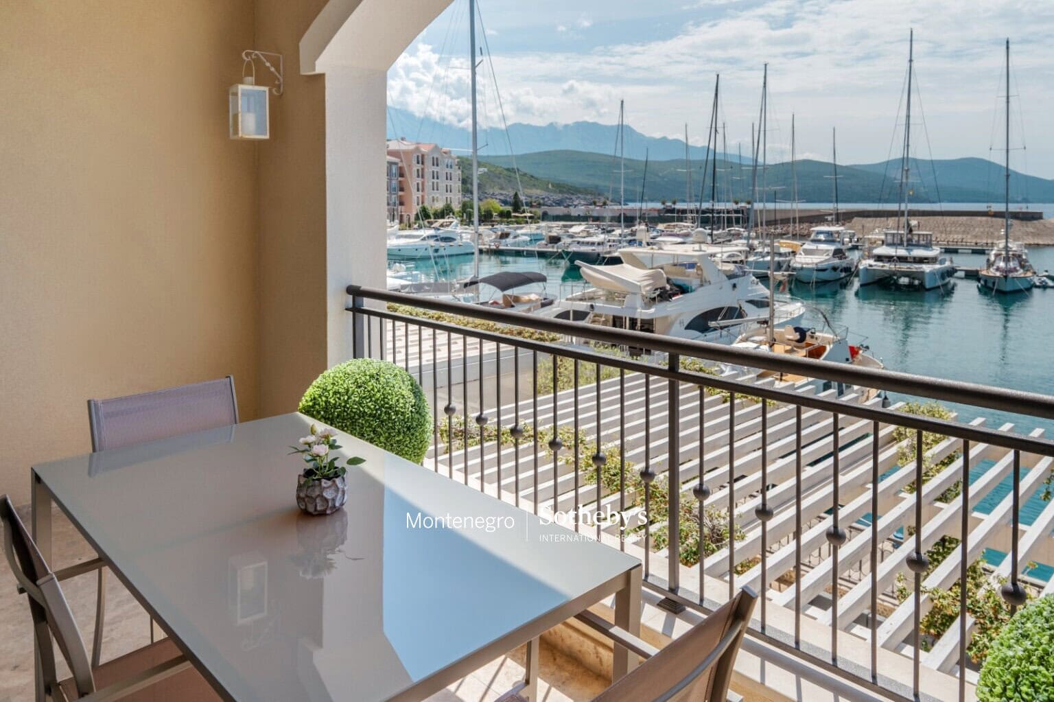 Waterfront Studio Apartment with a direct Sea-view