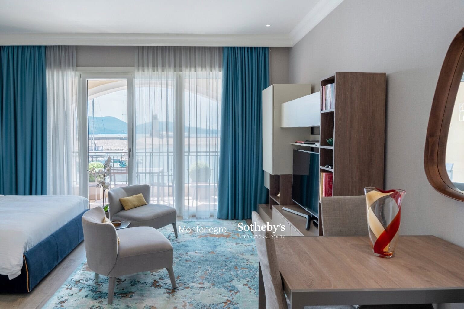 Waterfront Studio Apartment with a direct Sea-view