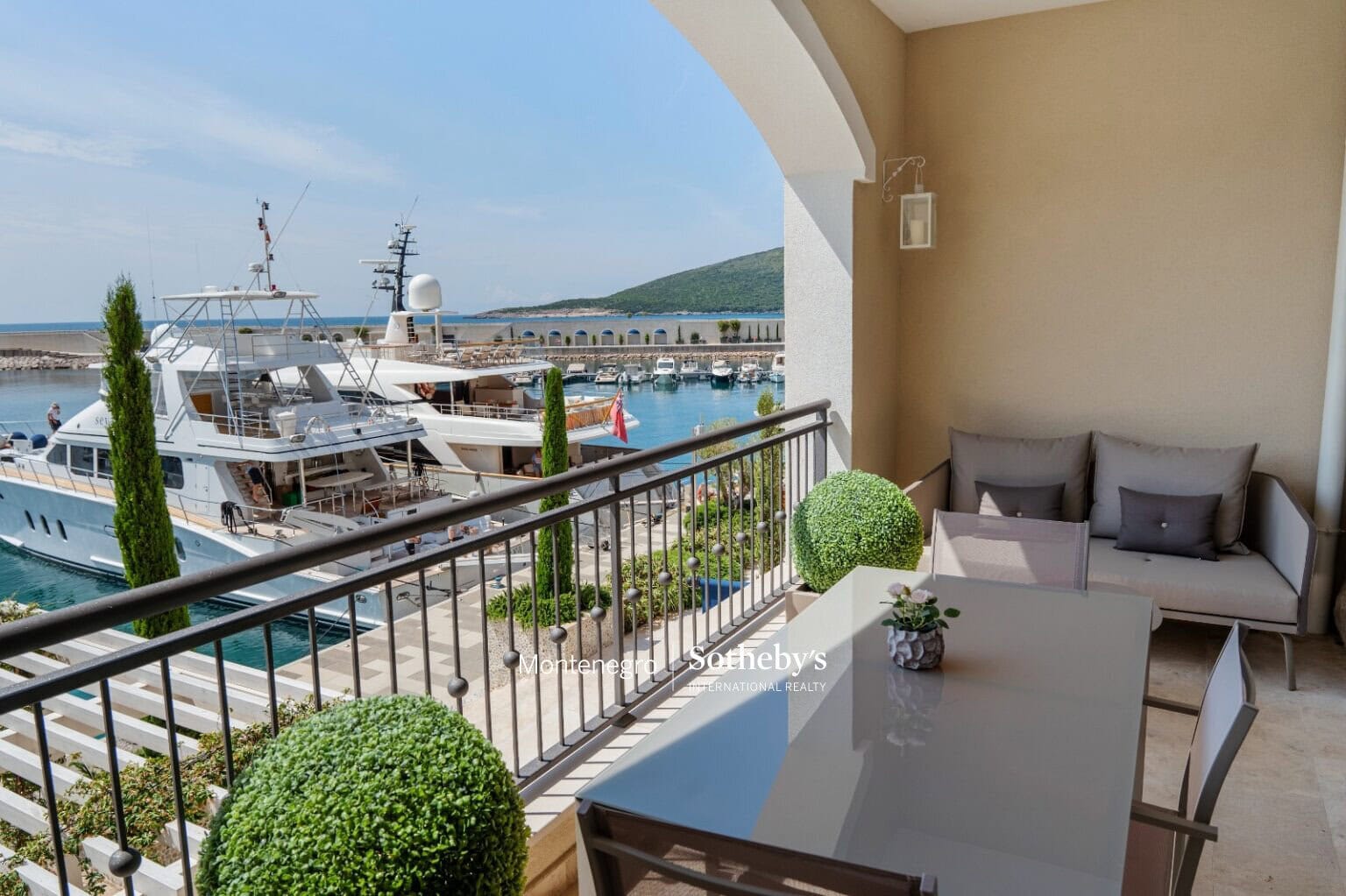 Waterfront Studio Apartment with a direct Sea-view
