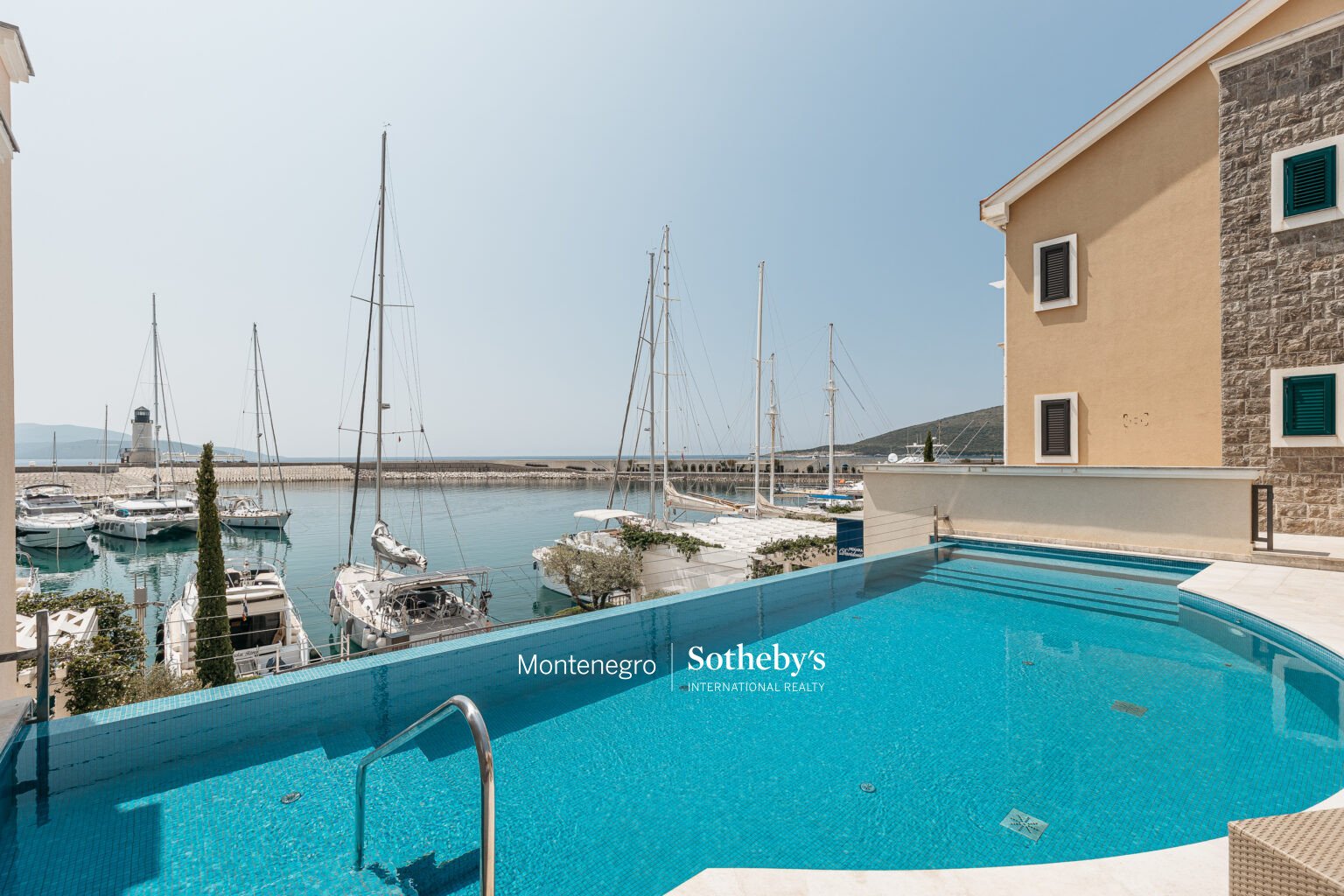 Waterfront Studio Apartment with a direct Sea-view