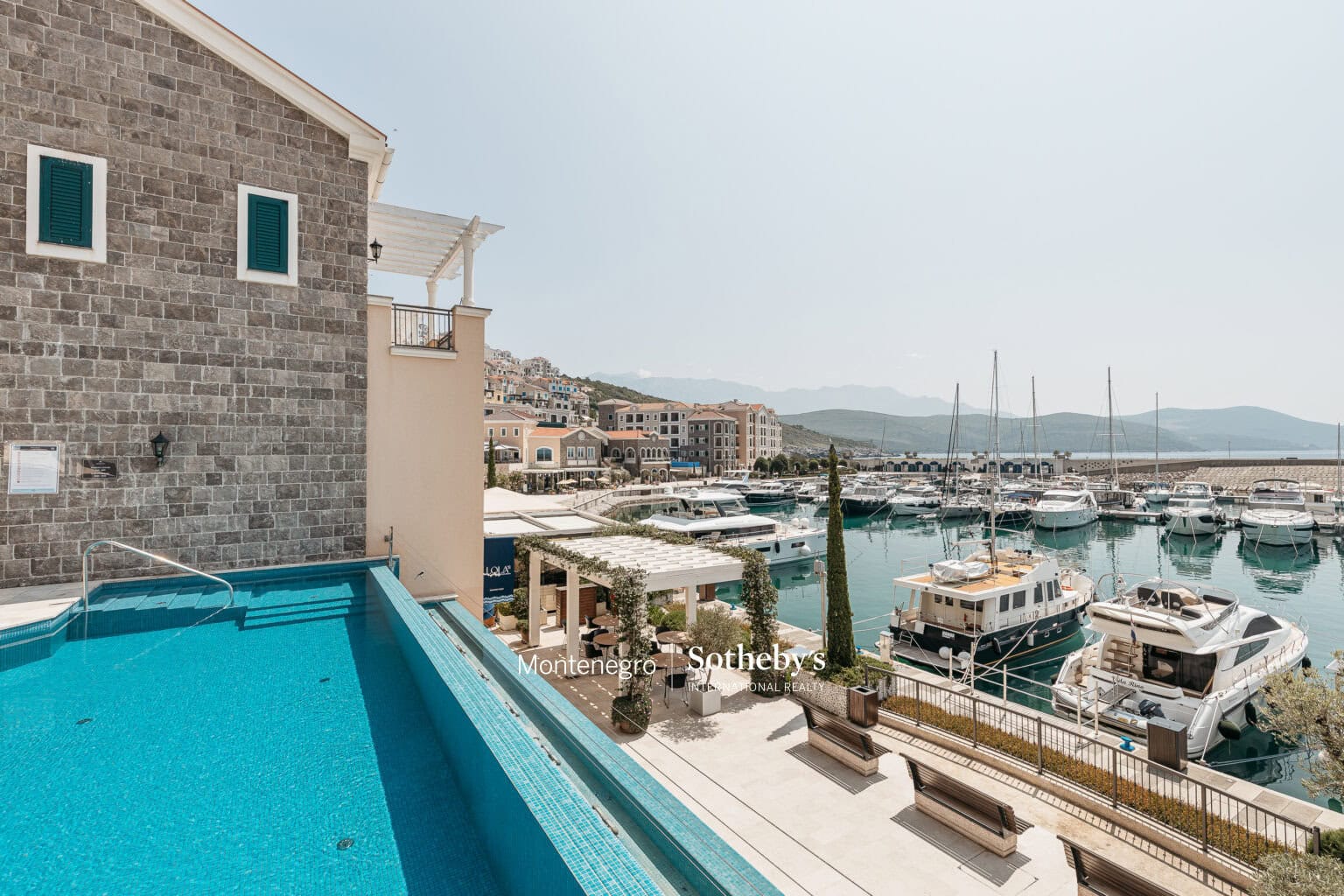 Waterfront Studio Apartment with a direct Sea-view