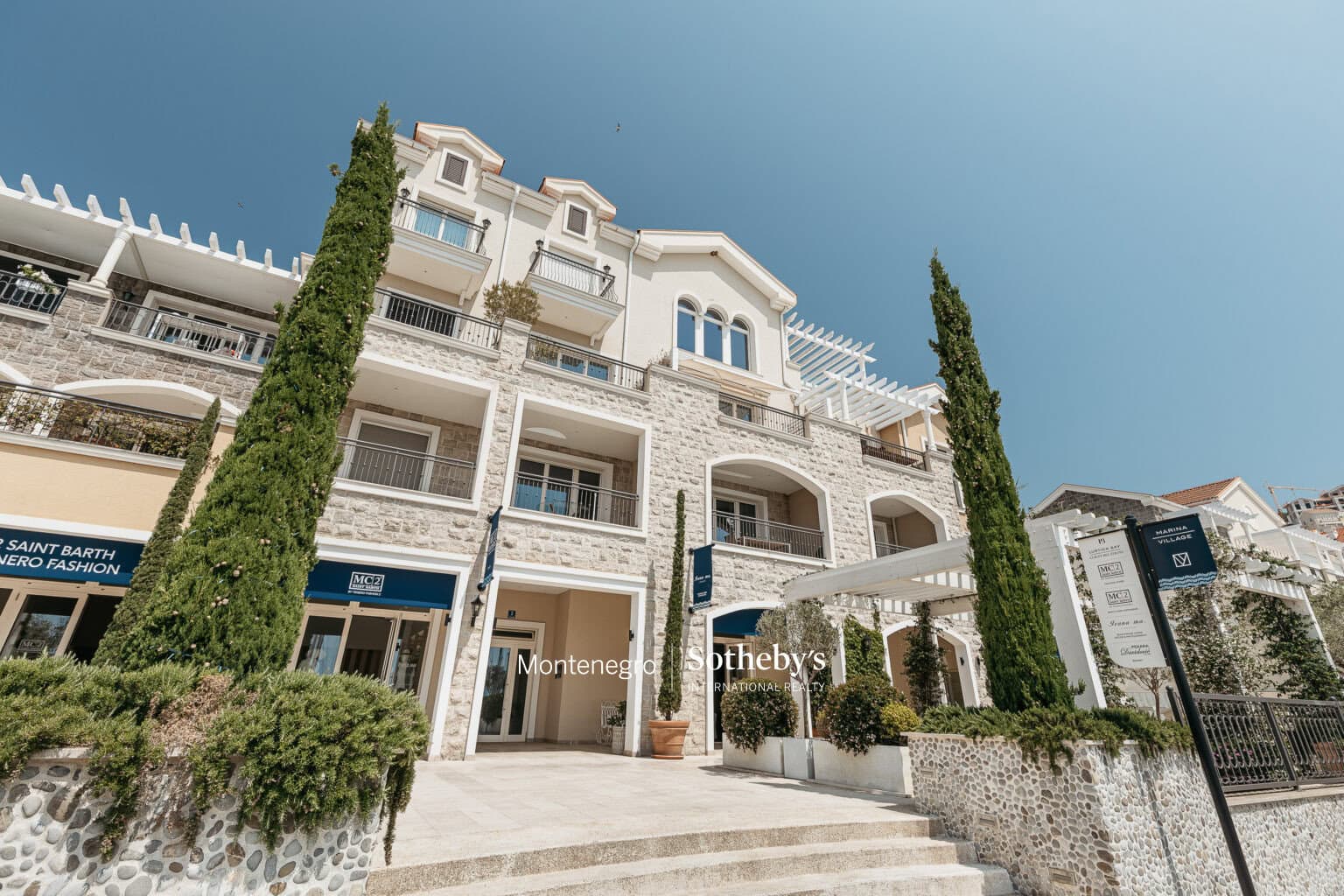 Waterfront Studio Apartment with a direct Sea-view