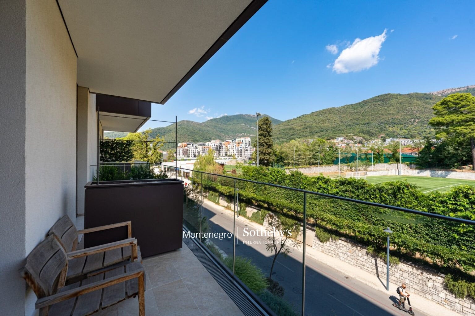 Designer 2bdr Apartment Elena