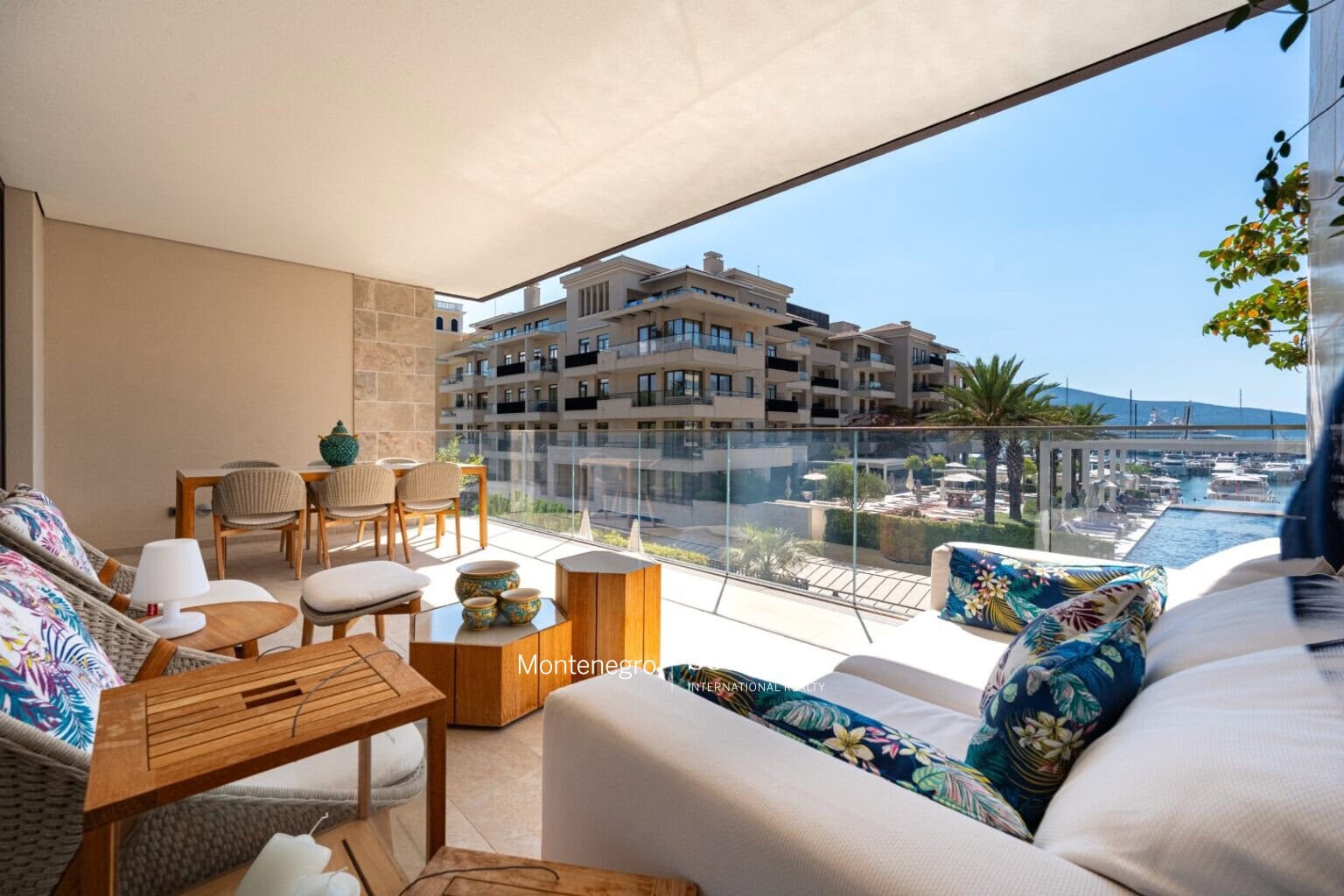 Designer 2bdr Apartment Elena