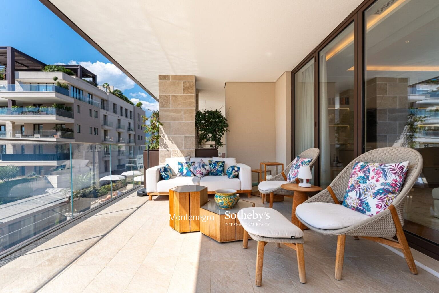 Designer 2bdr Apartment Elena