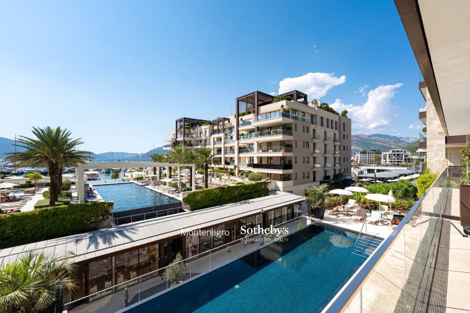 Designer 2bdr Apartment Elena