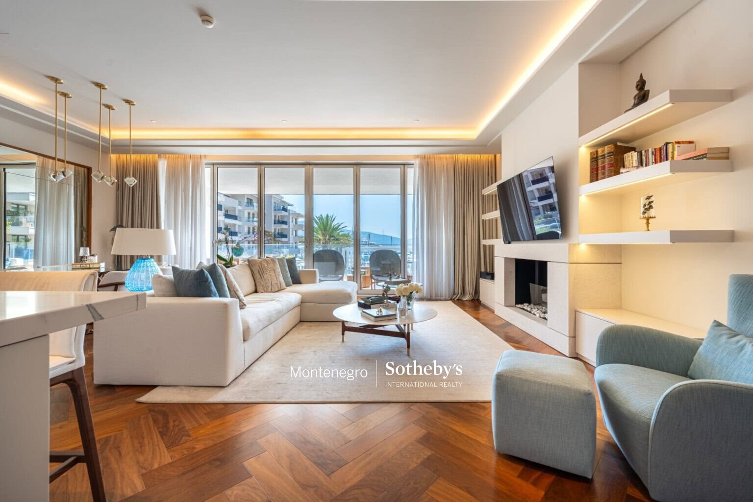 Designer 2bdr Apartment Elena
