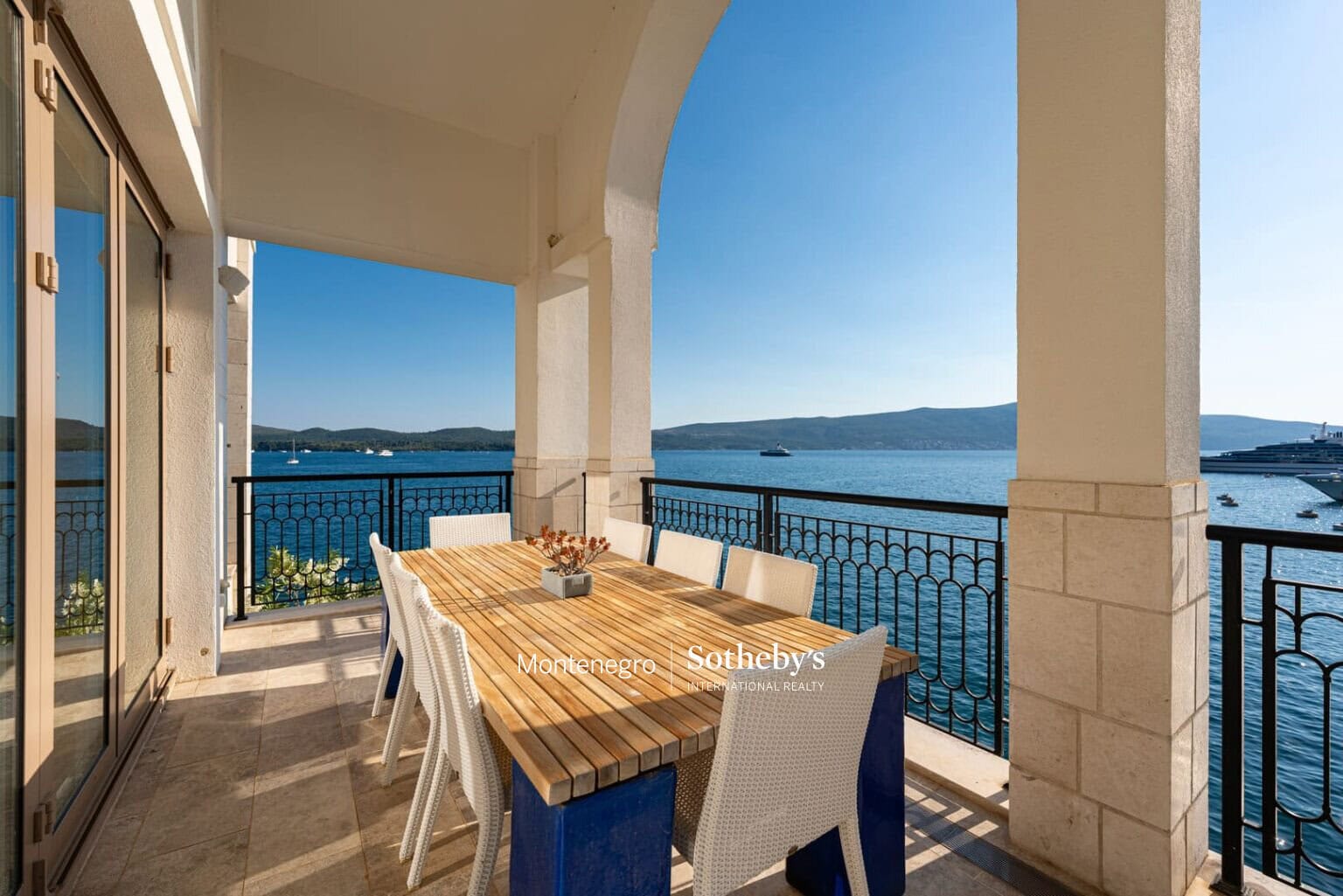 Exclusive 2bdr Corner Apartment in Ksenija building