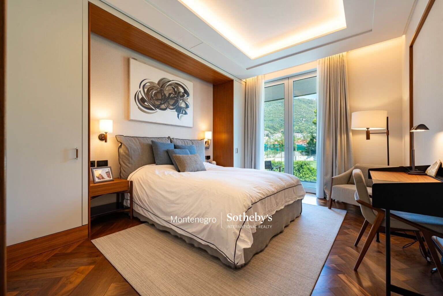 Designer 2bdr Apartment Elena