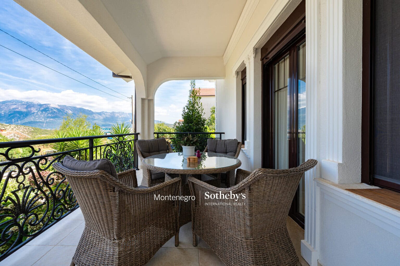Charming Villa With Swimming Pool
