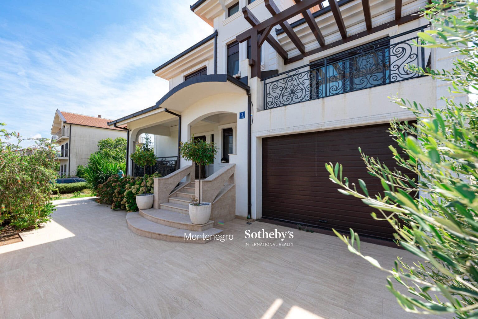Charming Villa With Swimming Pool