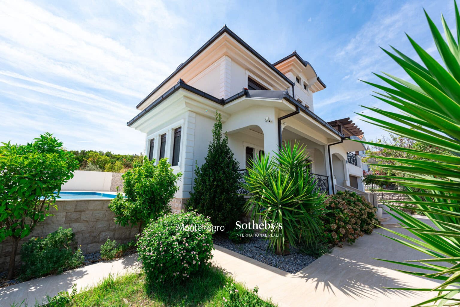 Charming Villa With Swimming Pool