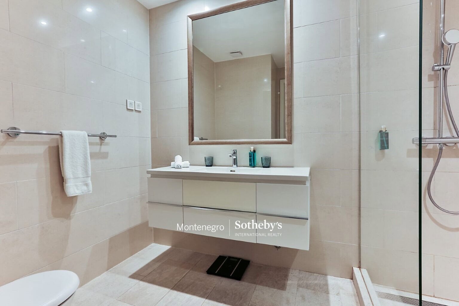 Furnished 2 bedroom Apartment Lustica Bay