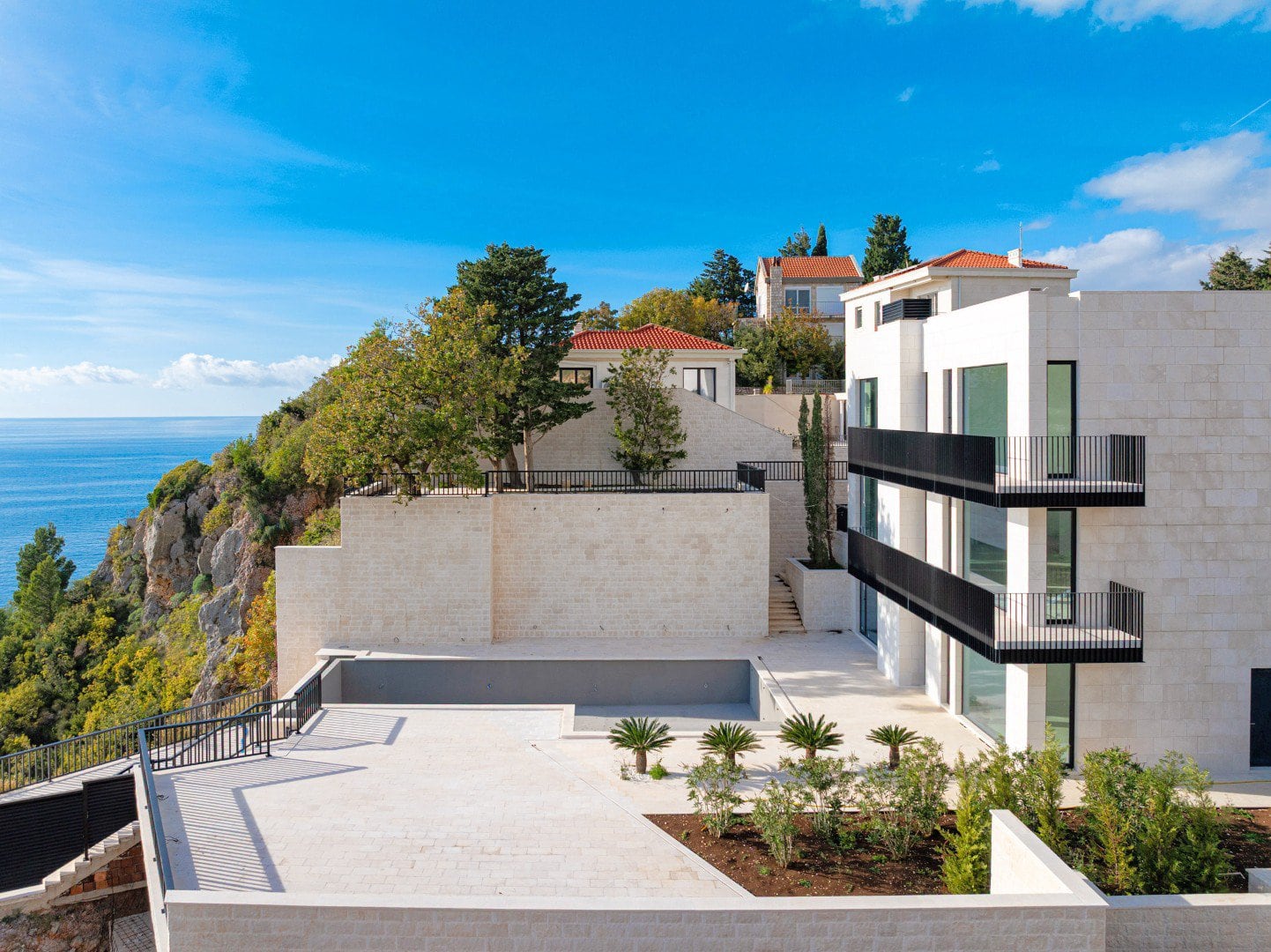 Cliffiside villa Skocidjevojka