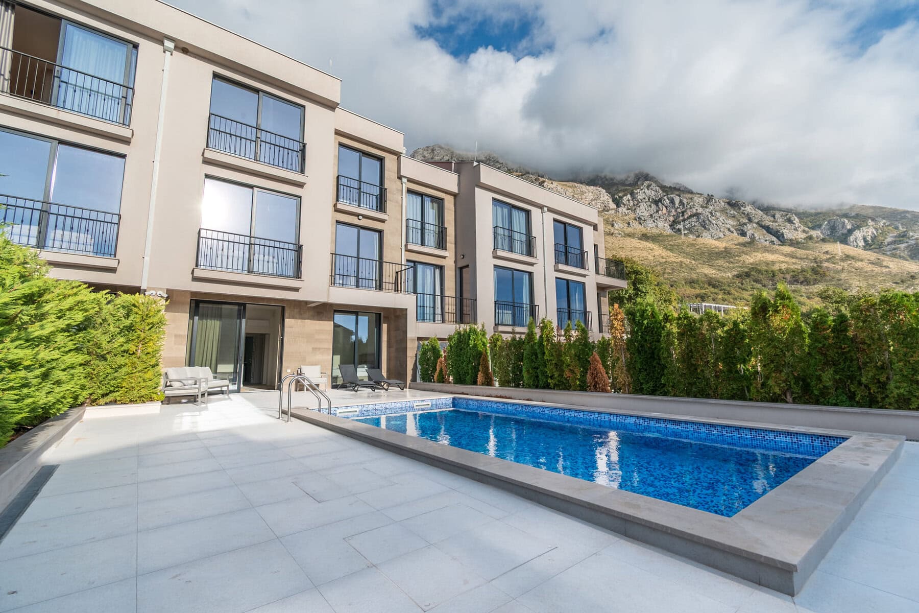 Modern Townhouse with private pool