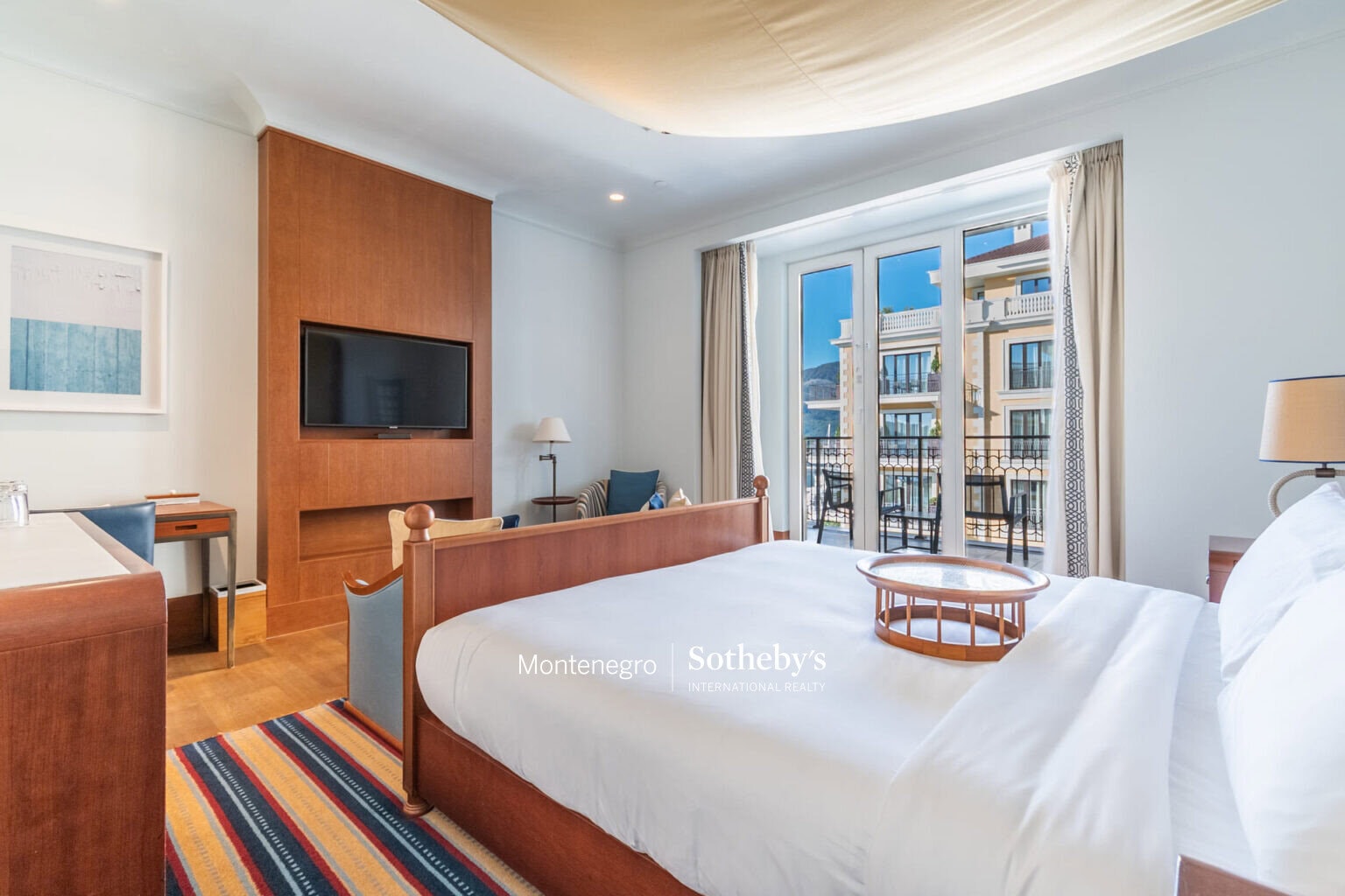 Exclusive Regent Waterfront Three-bedroom Apartment