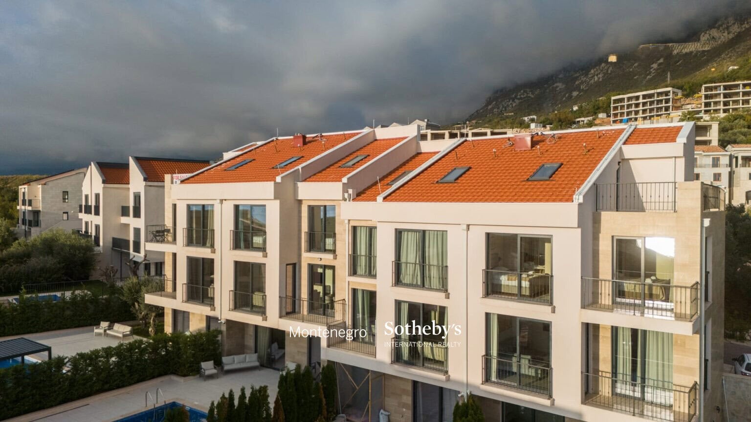 Modern Townhouse with private pool