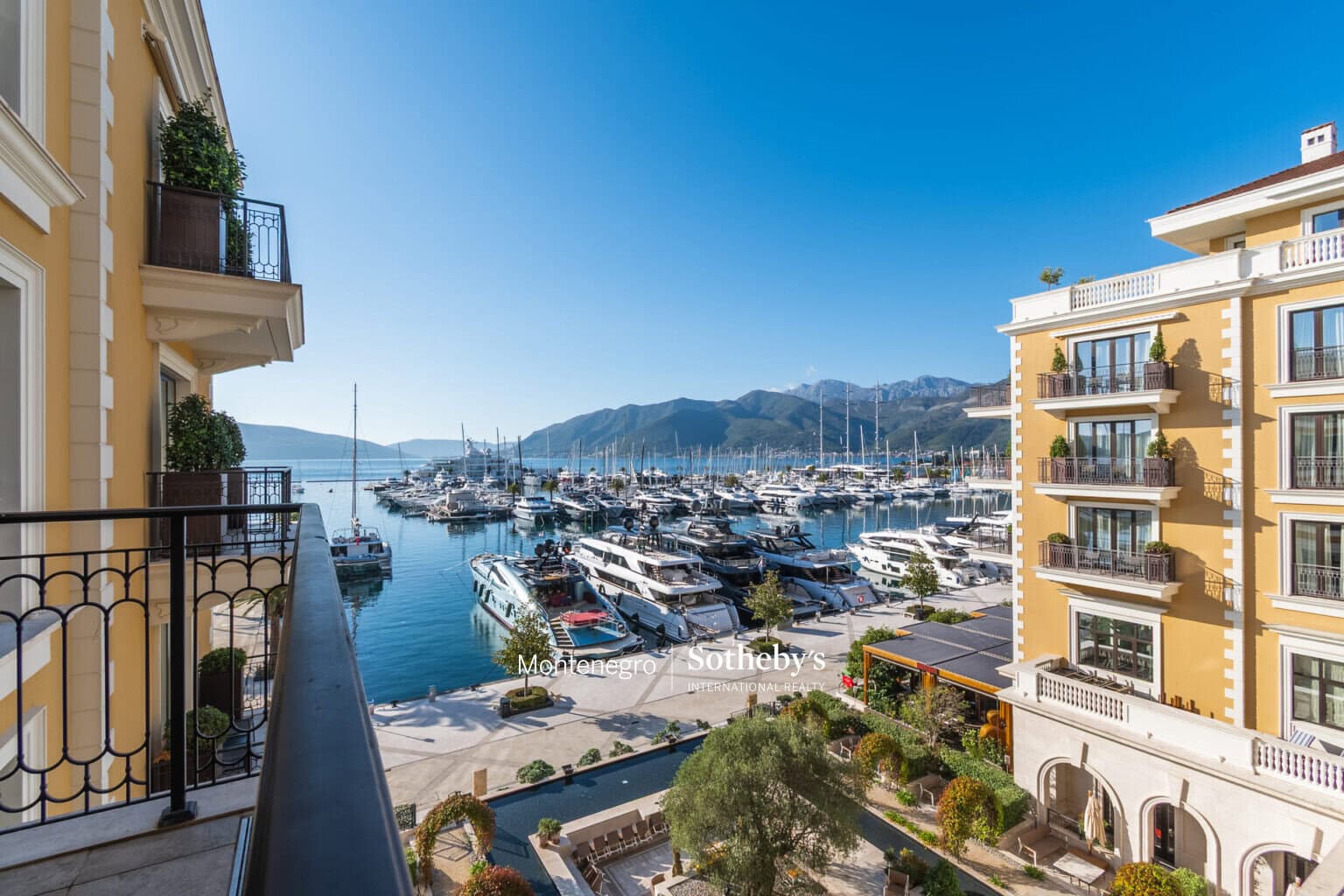 Exclusive Regent Waterfront Three-bedroom Apartment