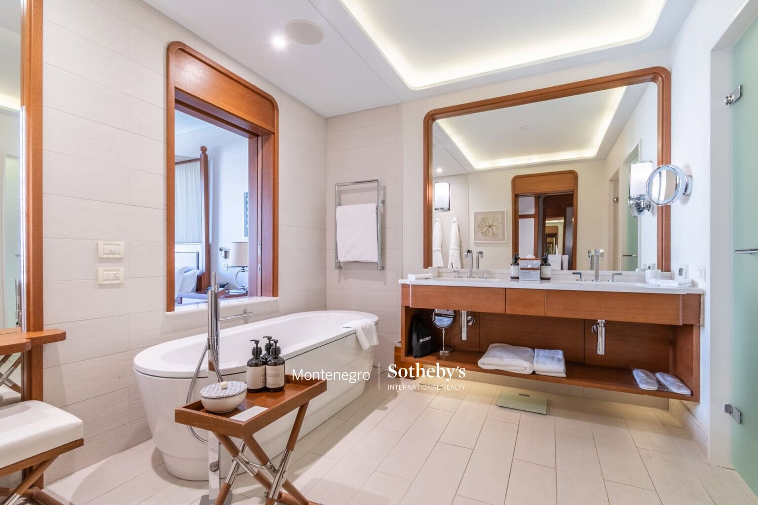 Exclusive Regent Waterfront Three-bedroom Apartment