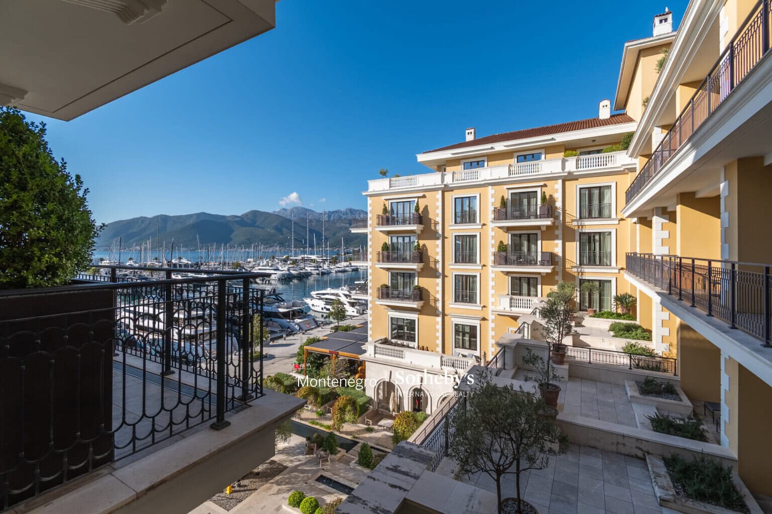 Exclusive Regent Waterfront Three-bedroom Apartment