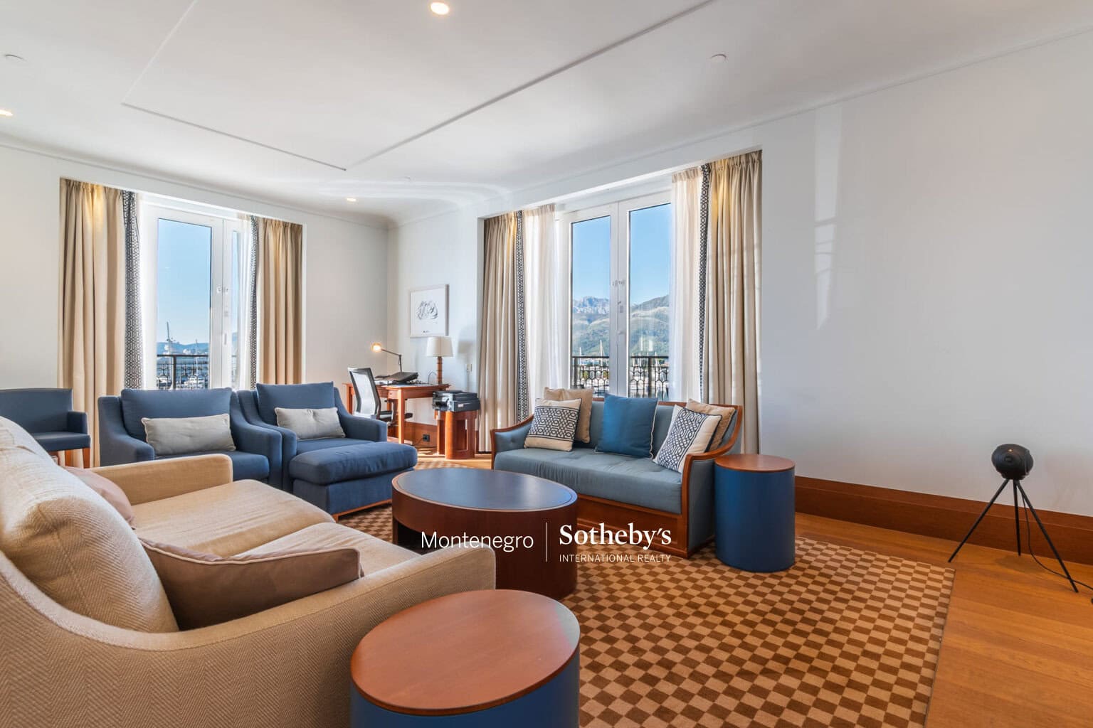 Exclusive Regent Waterfront Three-bedroom Apartment