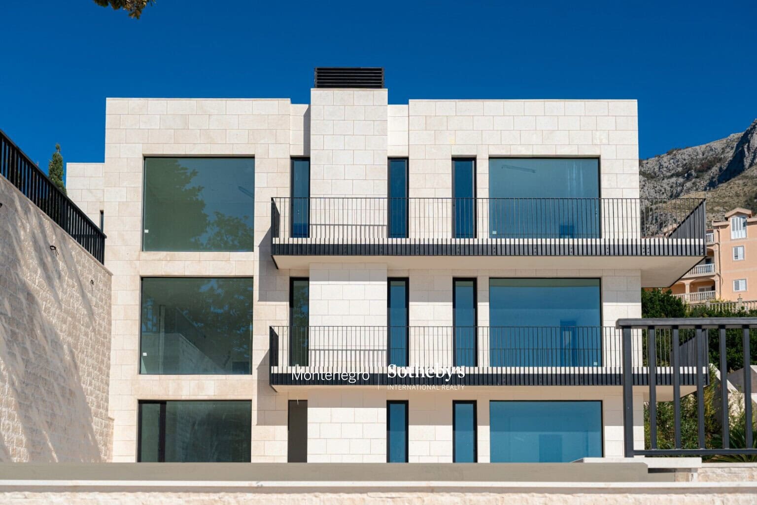 Cliffiside villa Skocidjevojka