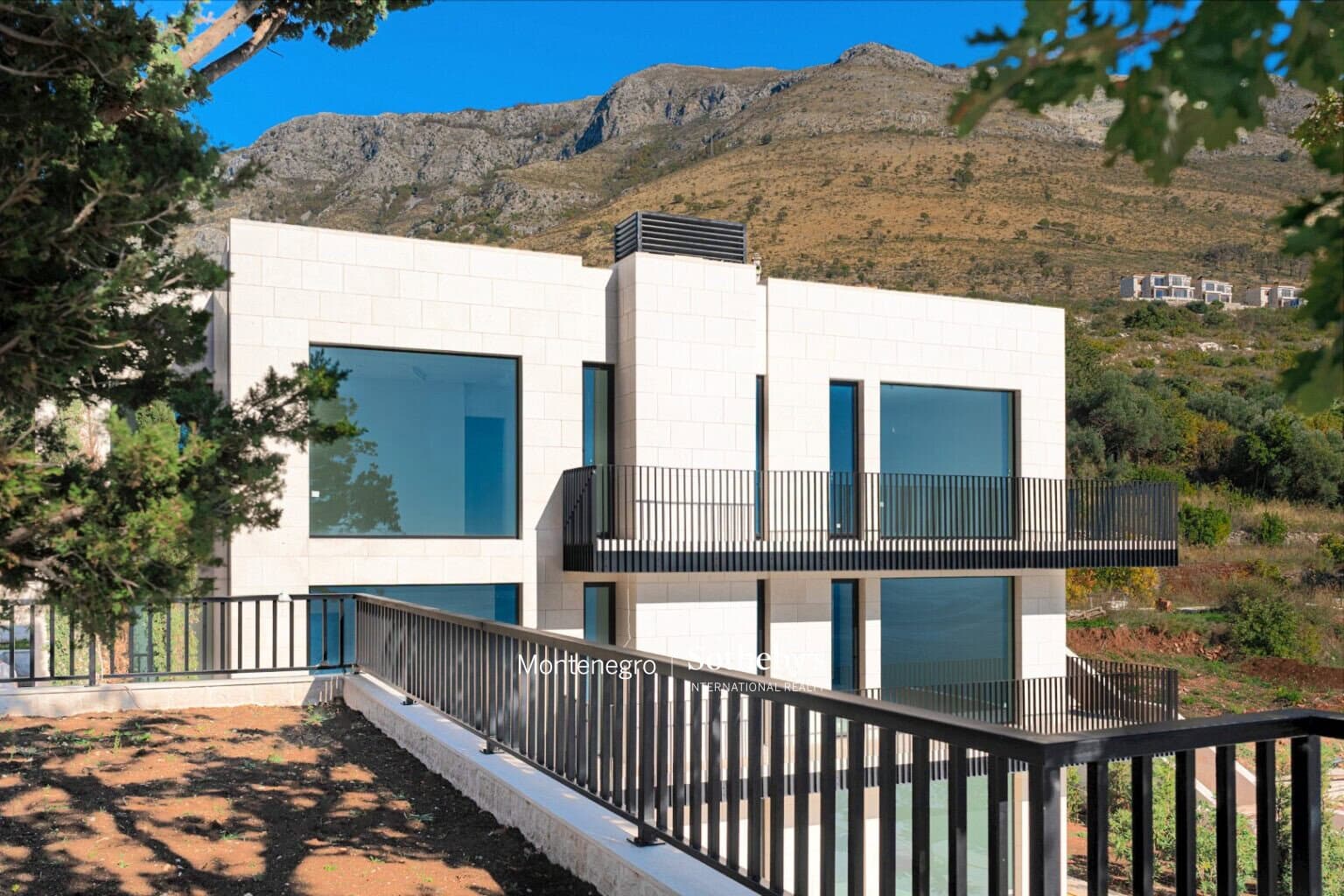 Cliffiside villa Skocidjevojka