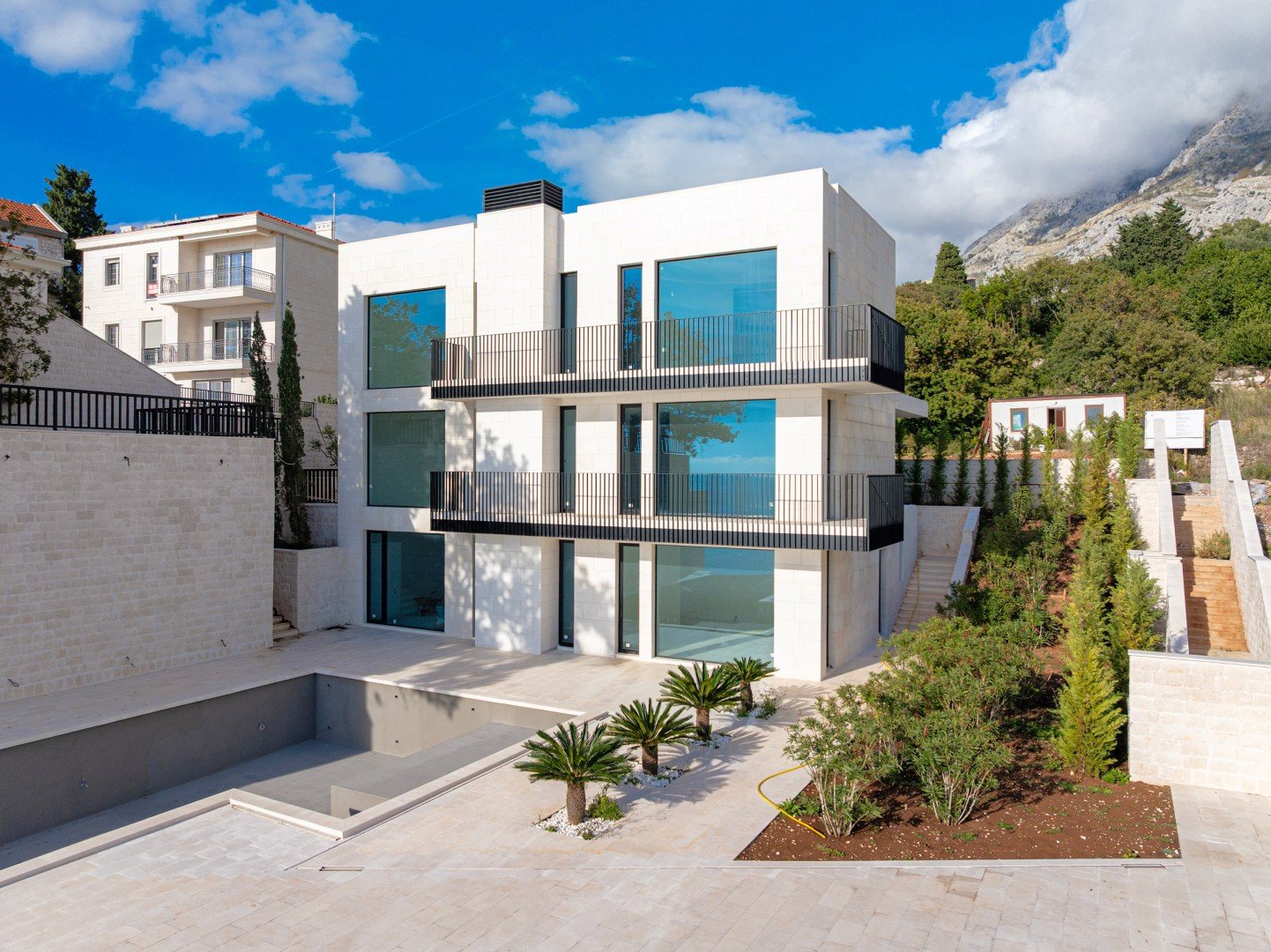 Cliffiside villa Skocidjevojka