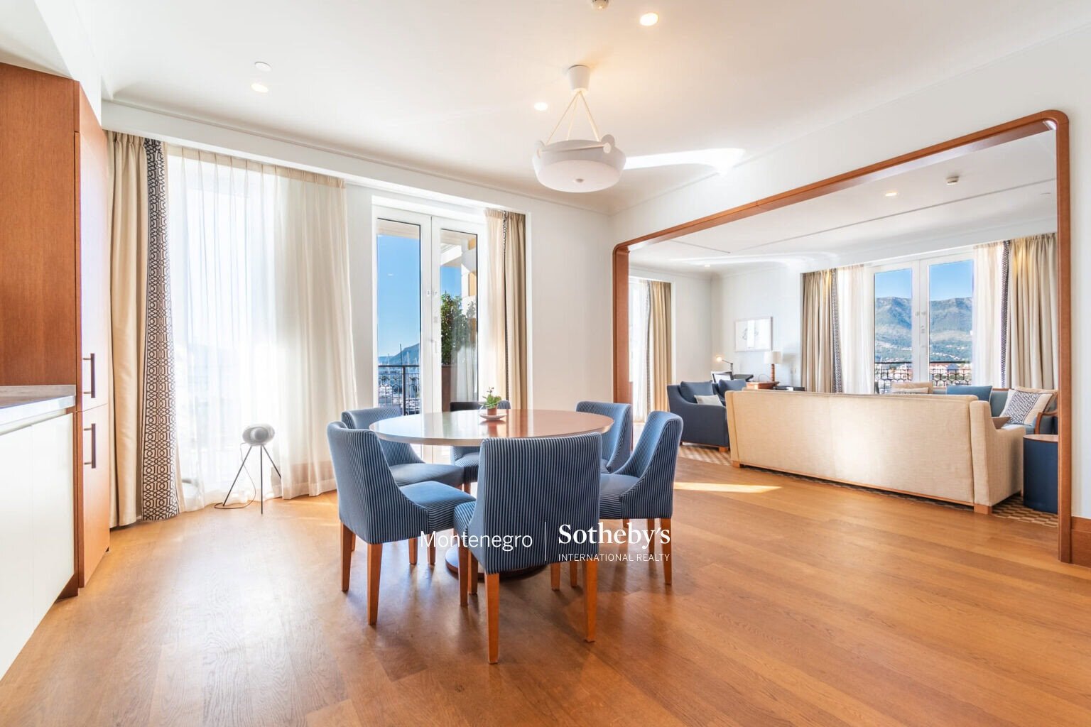 Exclusive Regent Waterfront Three-bedroom Apartment