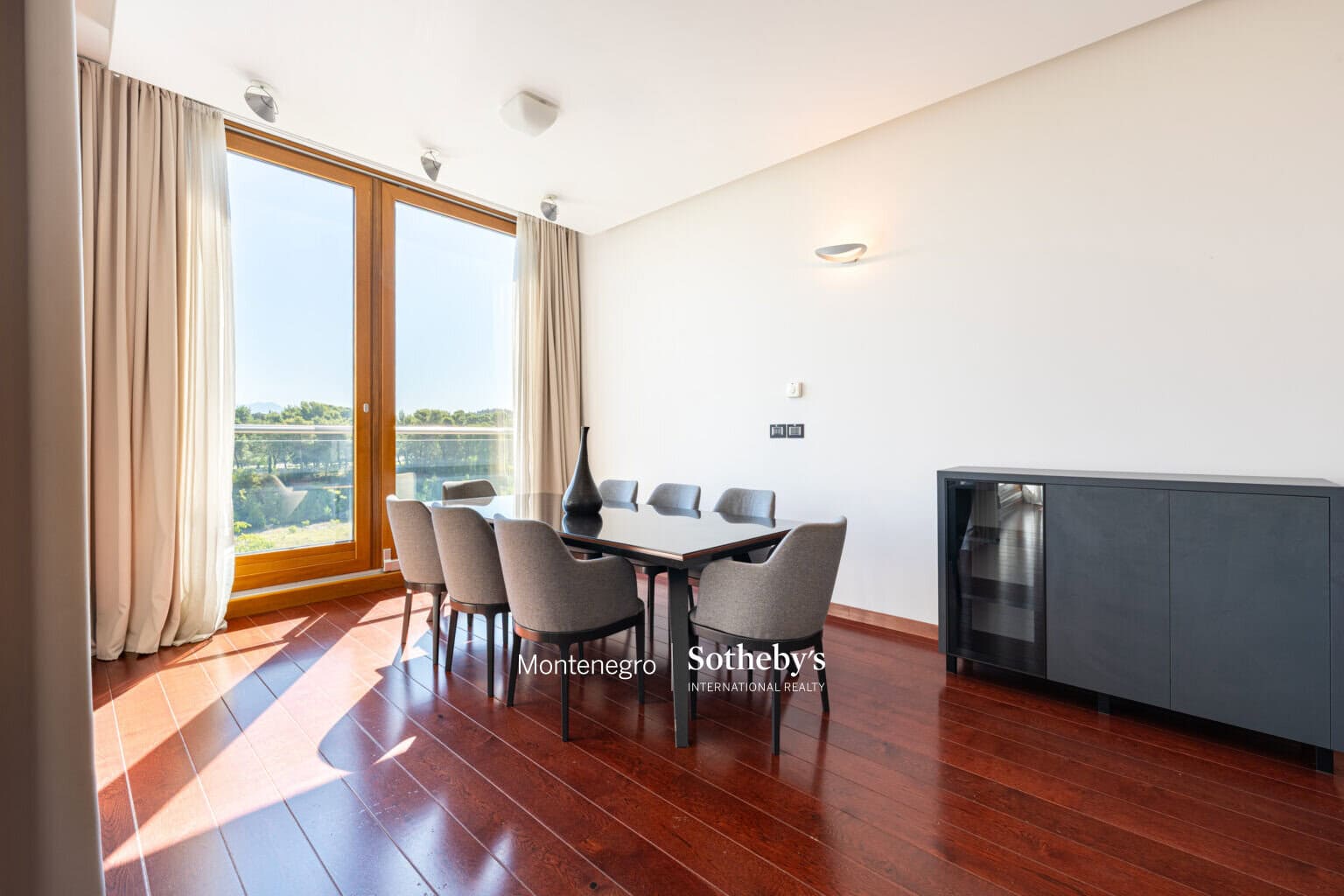 Capital Plaza Three-bedroom Apartment