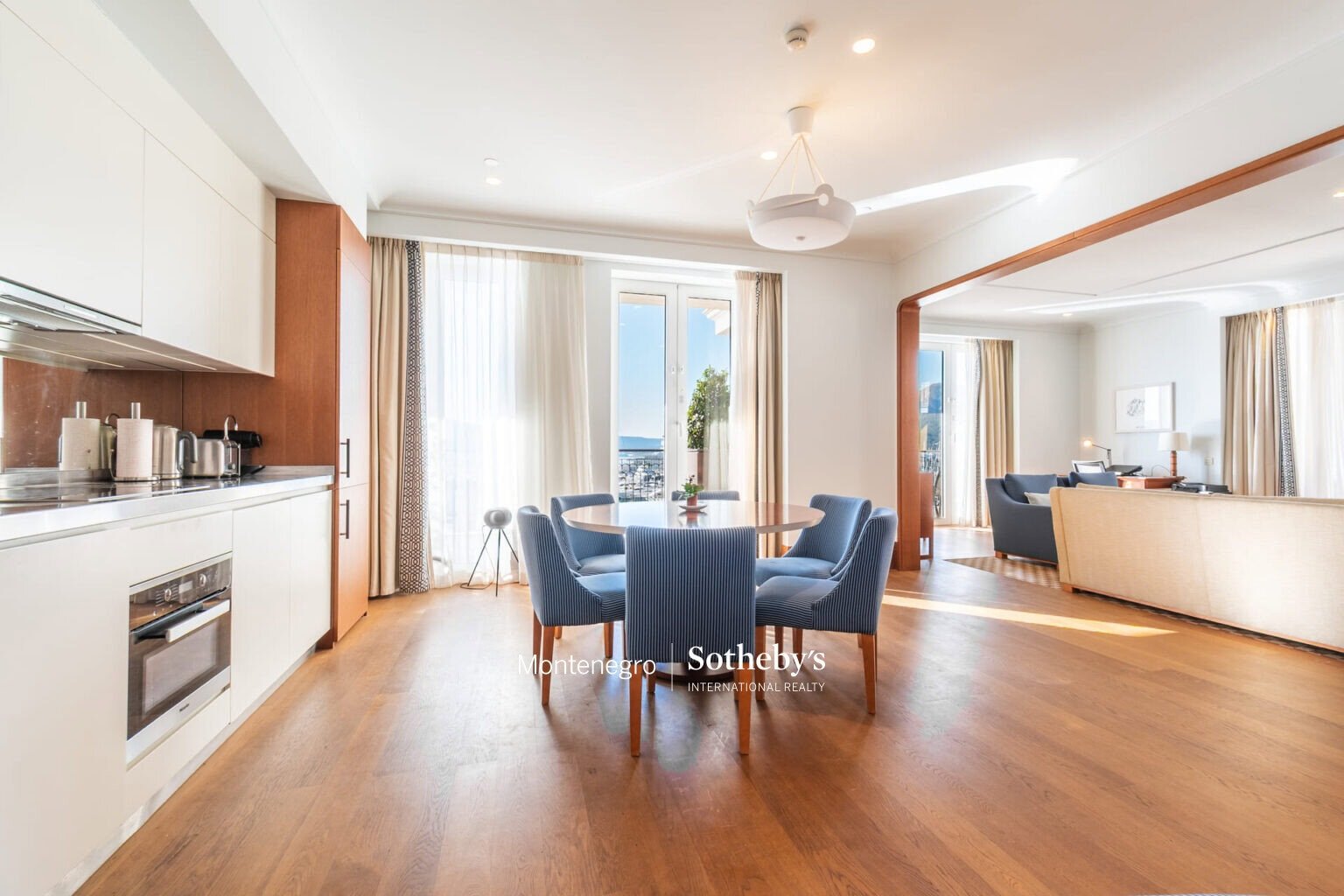 Exclusive Regent Waterfront Three-bedroom Apartment