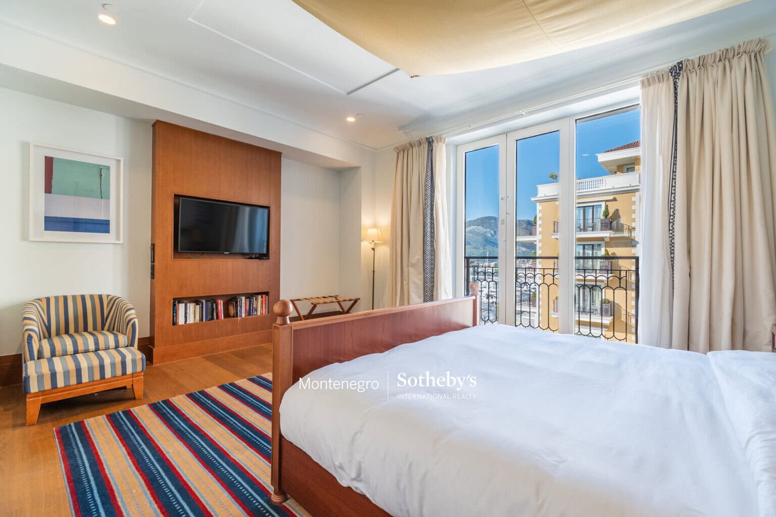 Exclusive Regent Waterfront Three-bedroom Apartment