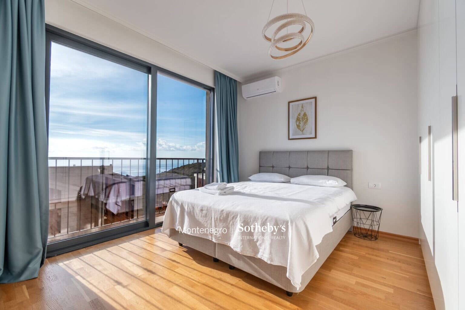 Modern Townhouse with private pool