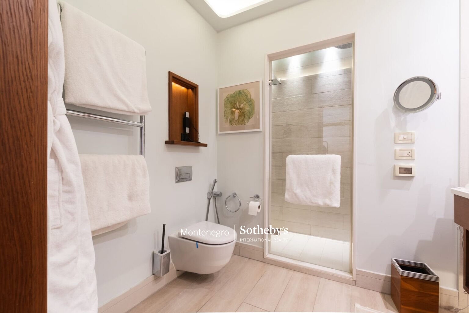 Exclusive Regent Waterfront Three-bedroom Apartment