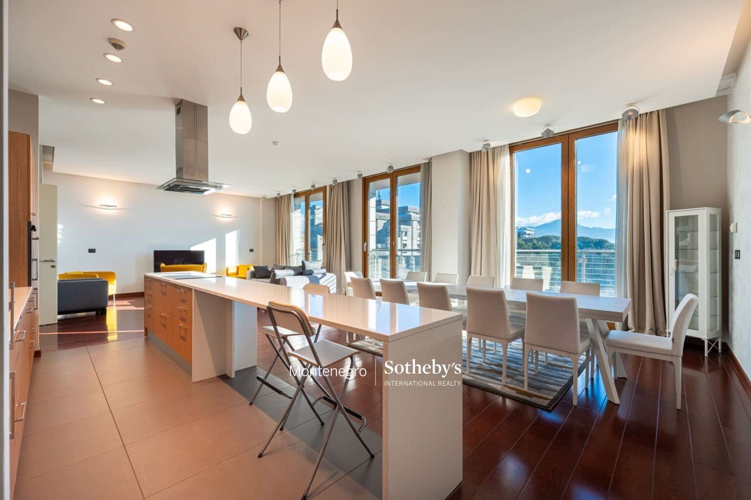 Capital Plaza Three-bedroom Apartment