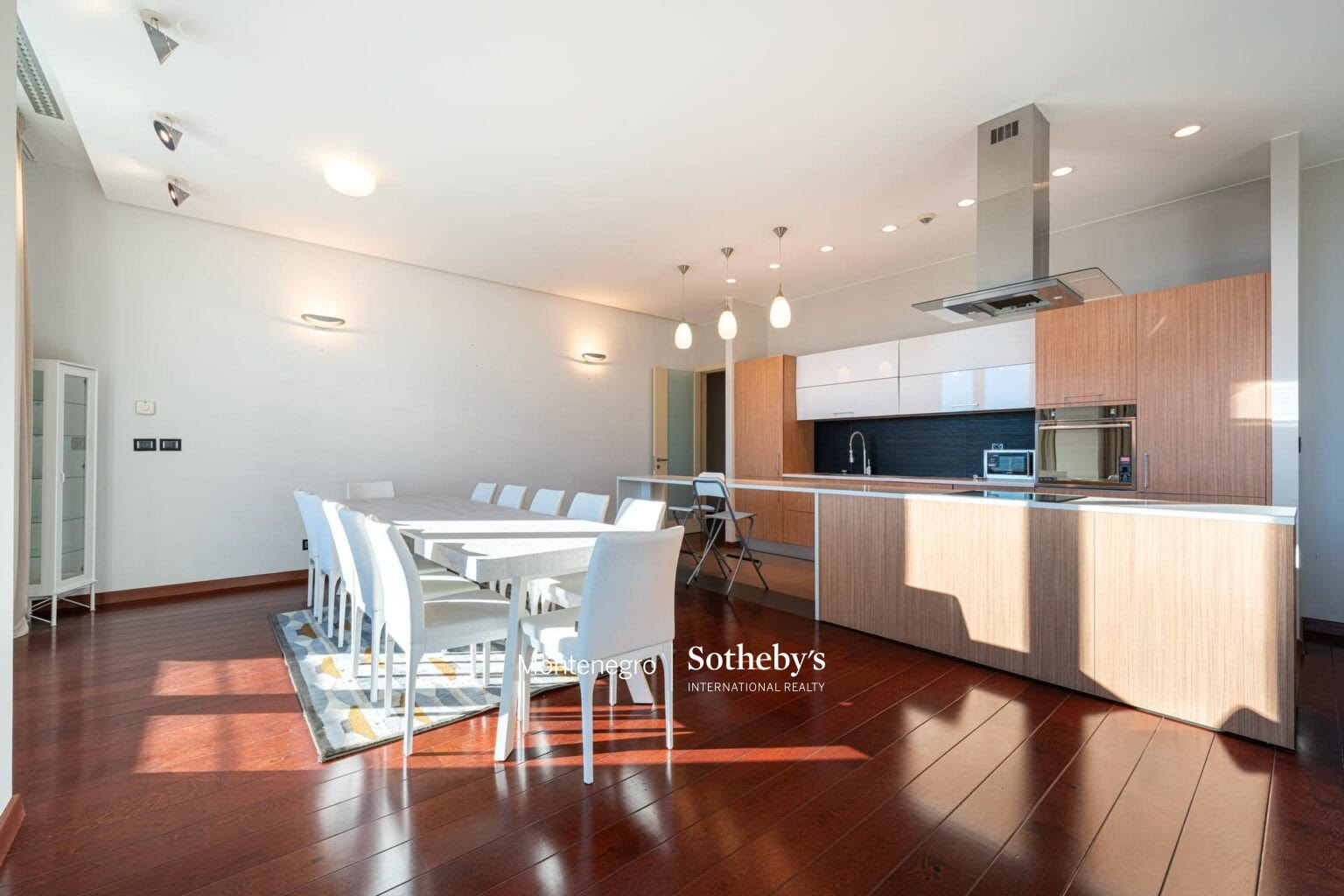 Capital Plaza Three-bedroom Apartment