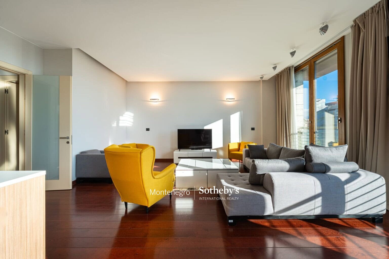 Capital Plaza Three-bedroom Apartment