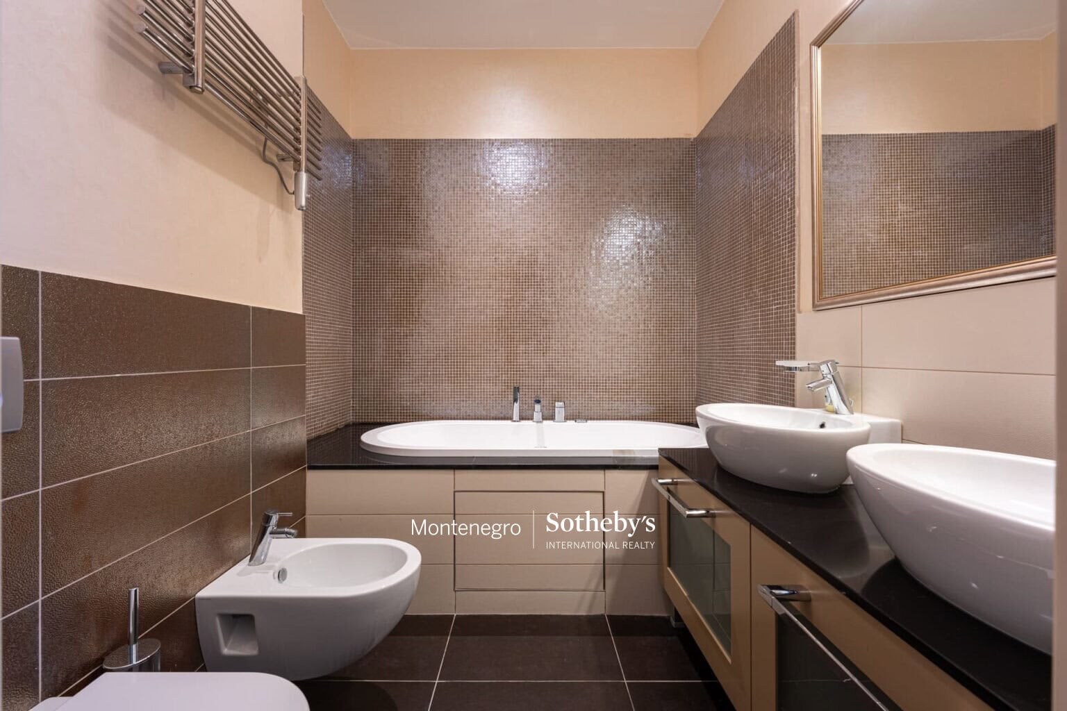 Capital Plaza Three-bedroom Apartment